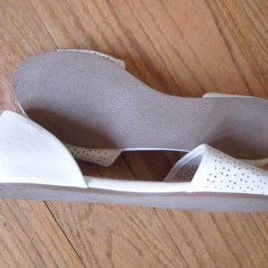 Wome's New Direction white sandals.sz75
